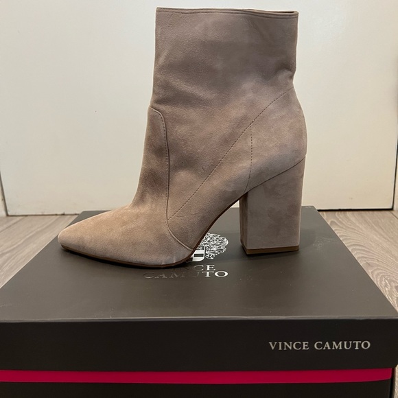 BRAND NEW IN BOX Vince Camuto Sakinah Suede Ankle Boots, size 9 - Picture 3 of 5